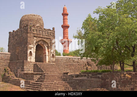 Entrata alla moschea all'interno della fortezza di Daulatabad. Foto Stock