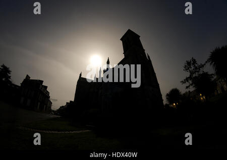 Chiesa di campagna stagliano al chiaro di luna Foto Stock