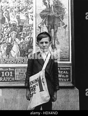 Dodici anni di S. Russell è un newsboy in Wilmington, Delaware e di vendita è stato quotidiani per due anni. Il suo guadagno medio sono 20 centesimi al giorno. Il ragazzo depositi guadagni in du Pont Savings Bank e il sabato notte lavora per Rinaldo il negozio di dolciumi, la consegna di pacchi. Lavora 5 ore tutti i giorni tranne il sabato, quando egli lavora 11. Circa 1910 . Fotografia di Lewis Wickes Hine (1874-1940) Foto Stock
