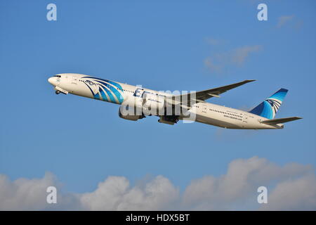 Egyptair Boeing 777-300ER SU-RDT uscire dall'Aeroporto Heathrow di Londra, Regno Unito Foto Stock