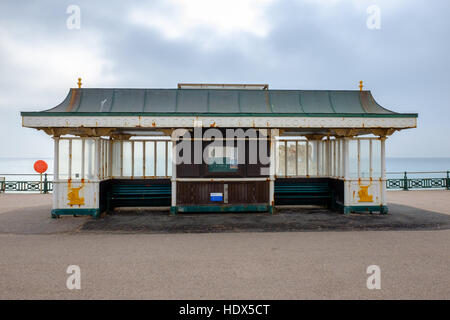 Rifugio sul lungomare di Hove, Brighton, East Sussex, Inghilterra. Foto Stock