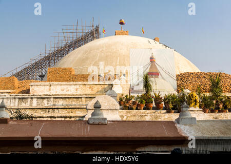 La Stupa Boudhanath a boudha rimasto danneggiato durante il terremoto 2015 ed è in ricostruzione ora Foto Stock