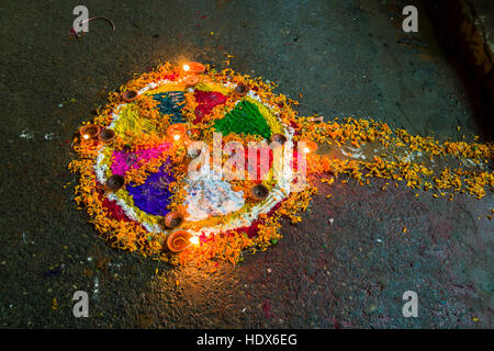 Un colorato mandala è fatto da colorpowder e candele per il festival di Tihar è Foto Stock