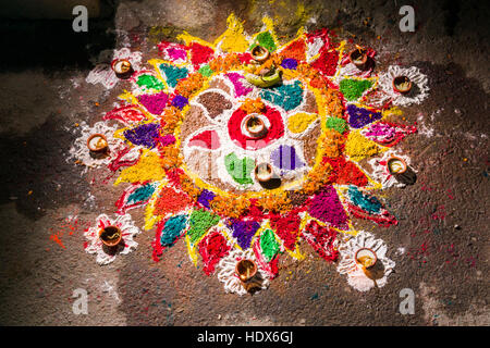 Un colorato mandala è fatto da colorpowder e candele per il festival di Tihar è Foto Stock