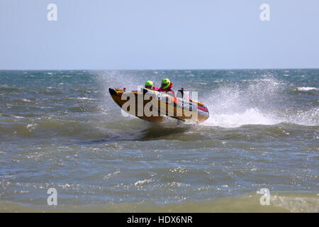 Zapcat Racing - nervatura racing a Bournemouth Beach - concorrenti esecuzione veloce con le onde Foto Stock