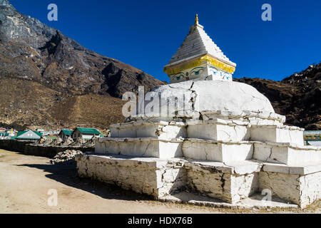 Lo stupa del villaggio che è stato danneggiato durante il terremoto 2015. Foto Stock