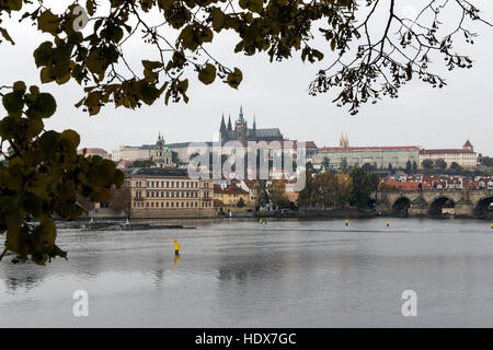 Il fiume Moldava a Praga con il ponte Carlo e il Castello di Praga a distanza Foto Stock