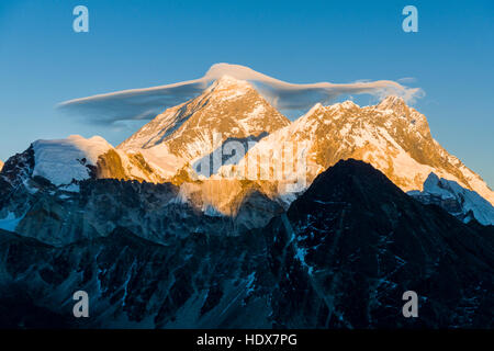 La montagna Mt. Everest (8848m) con una nuvola bianca sulla parte superiore, visto da Gokyo Ri (5360m) al tramonto Foto Stock