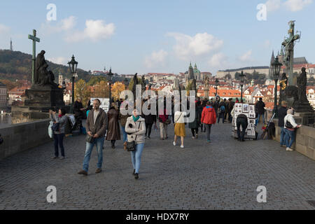 Turisti sul Ponte Carlo a Praga Foto Stock