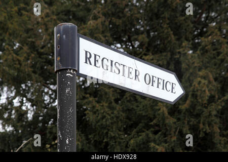 Segno che puntano a un registro office, a Salisbury, Wiltshire Foto Stock