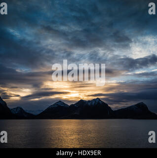 La crociera attraverso il crepuscolo artico del tramonto vicino a Capo Nord, Norvegia. Foto Stock