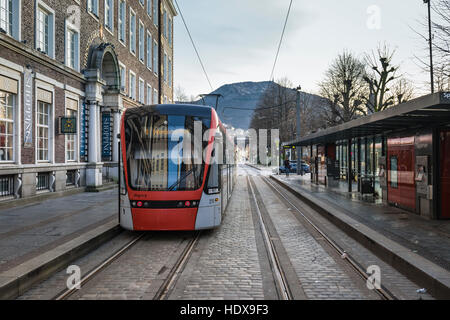 Luce del sistema ferroviario in Bergen centro citta'. Foto Stock