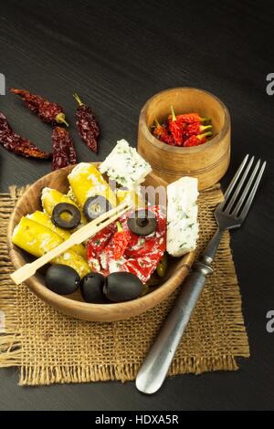 Peperoncini secchi e peperoni piccanti ripieni di formaggio. Delicatezza adatta per carni alla griglia. Peperoncini e formaggio. Pubblicità Foto Stock