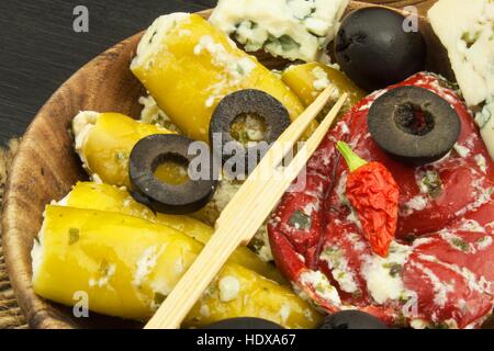 Peperoncini secchi e peperoni piccanti ripieni di formaggio. Delicatezza adatta per carni alla griglia. Peperoncini e formaggio. Pubblicità Foto Stock