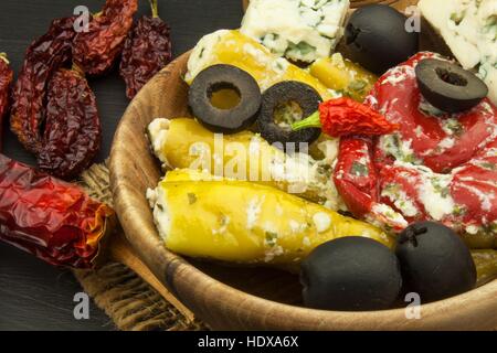 Peperoncini secchi e peperoni piccanti ripieni di formaggio. Delicatezza adatta per carni alla griglia. Peperoncini e formaggio. Pubblicità Foto Stock