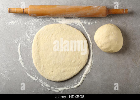 Impasto per pizza e perno di rotolamento, cibo vista superiore Foto Stock