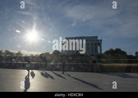 Nel tardo pomeriggio sole proietta ombre lunghe presso il Lincoln Memorial, il National Mall di Washington DC. Foto Stock