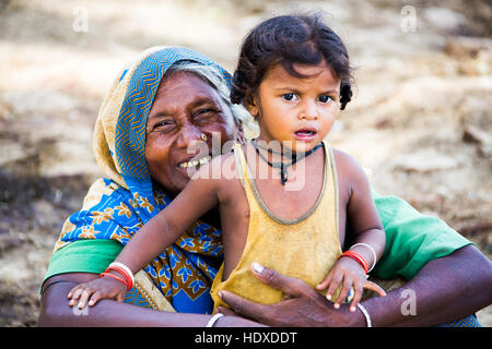 Nonna e nipote in un piccolo villaggio del Terai reion del Nepal Foto Stock