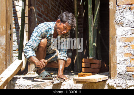 Ong addestrato mason la ricostruzione di una casa utilizzando i metodi più sicuri, Nuwakot distretto del Nepal Foto Stock