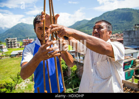 Ong addestrato mason la ricostruzione di una casa utilizzando i metodi più sicuri, Nuwakot distretto del Nepal Foto Stock