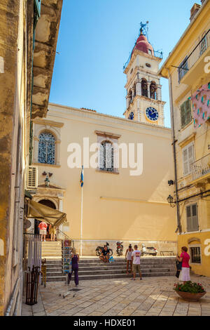 Corfù, Grecia - luglio 1, 2011: turisti entrare le scale nella cattedrale di San Spiridione di Trimythous Foto Stock