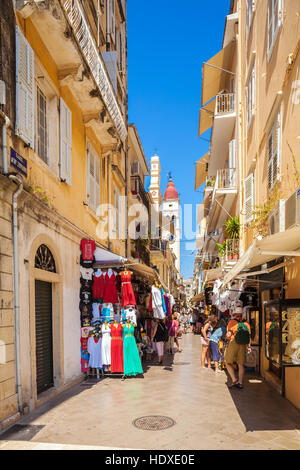 Corfù, Grecia - luglio 1, 2011: una vivace strada commerciale nella città vecchia vicino alla Cattedrale di San Spiridione di Trimythous Foto Stock