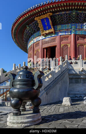 Imperial vault del cielo a Tiantan nel Tempio del Paradiso park, urn in primo piano, Pechino, Cina. Foto Stock