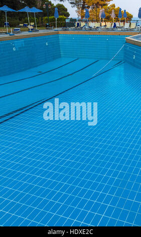 Corfù, Grecia - Luglio 12, 2011: La grande piscina in hotel dopo il drenaggio dell'acqua e delle procedure di pulizia Foto Stock