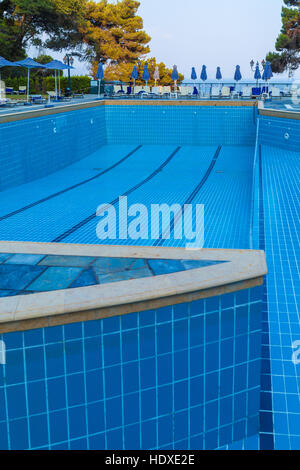 Corfù, Grecia - Luglio 12, 2011: La grande piscina in hotel dopo il drenaggio dell'acqua e delle procedure di pulizia Foto Stock