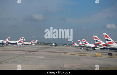 British Airways flotta aeromobili parcheggiati fuori dal terminal 2 a Heathrow Airport London UK SCO 11,276. Foto Stock