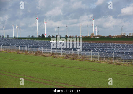 Fonti di energia rinnovabili in autostrada a20, Meclemburgo-Pomerania occidentale, Germania Foto Stock