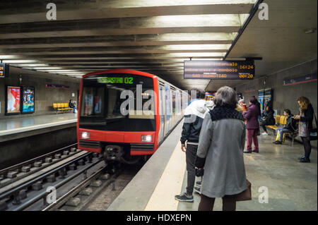 Metro treno in arrivo all aeroporto di Forlì stazione, Lisbona, Portogallo Foto Stock