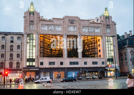 Art Deco Eden cinema da Cassiano Branco, 1931, 24 Praça dos Restauradores, Lisbona, Portogallo al crepuscolo, ora convertito in appartamenti Foto Stock