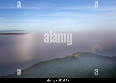 Una velatura parziale di prua e uno spettrale Brocken spectre e gloria accanto a resti di Torretta 44B, vicino Walltown Farm, il vallo di Adriano Foto Stock