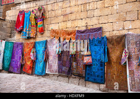 Città mercato di strada con abiti tradizionali sulla parete di Jaisalmer fort nel Rajasthan, India Foto Stock