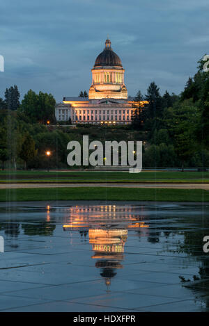 Nello stato di Washington, edificio di capitale si riflette nel patrimonio Parco Fontana in Olympia. Foto Stock