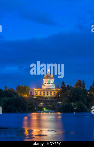 Nello stato di Washington, edificio di capitale di notte si riflette nel lago Capital, Olympia, Washington. Foto Stock