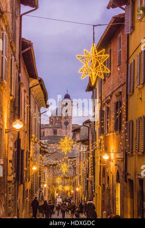 Visualizza in basso street 'Via Donato Bramante' verso la cattedrale, Urbino, città medievale fortificata nella regione Marche, Italia. Foto Stock