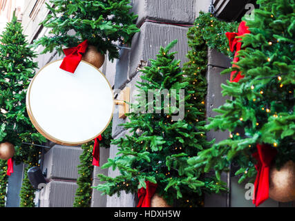 Blank segnaletica esterna mock up per aggiungere il logo della società decorata con decorazioni di Natale Foto Stock