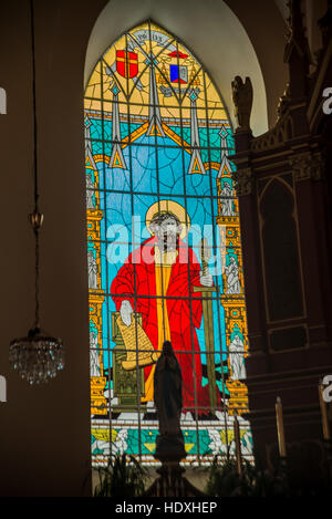 All'interno della chiesa cattolica. Vetro colorato nella Basilica. Statua di Maria come Regina del Cielo. Madre Maria e il Bambino e San Pietro Foto Stock