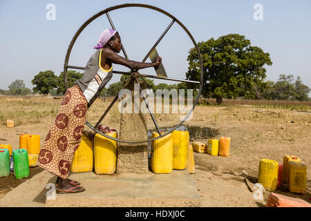 Manuale di pompaggio di acqua, Burkina Faso Foto Stock