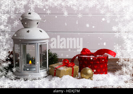 Lanterna di natale e confezioni regalo sulla neve con copia spazio. vacanza modello di scheda Foto Stock