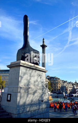 Londra, Inghilterra, Regno Unito. Trafalgar Square quarto zoccolo: "Davvero buona' (da David Shrigley - 7m-alta scultura di una mano dando un pollice in alto - Novembre 2016 Foto Stock