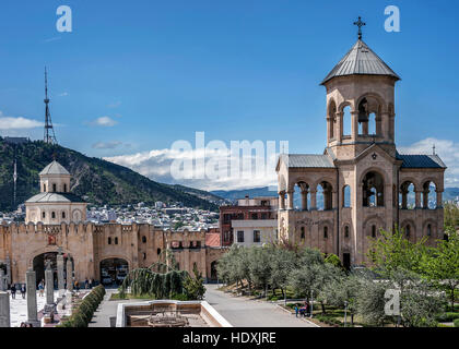 La Georgia, Tbilisi , Avlabari district . Torre Campanaria nel complesso di Santa Trinità Cattedrale di Tbilisi . Foto Stock