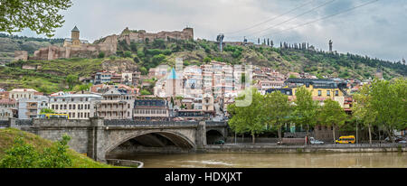 La Georgia, Tbilisi. Vista dalla riva sinistra del fiume Kura nella Città Vecchia , fortezza di Narikala Metekhi , Bridge , Cattedrale di Saint George. Foto Stock
