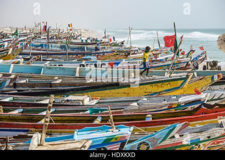 I pescatori, venditori ambulanti, barche in Nouakchott il famoso mercato del pesce Foto Stock