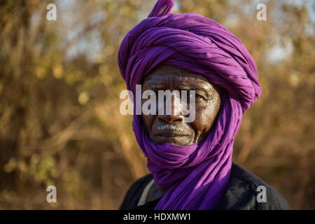 Un uomo dal gruppo etnico dei Peul della Gambia Foto Stock