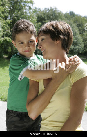 Giovane madre e figlio, bambino nel parco Foto Stock