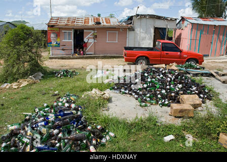 Separazione dei rifiuti nei Caraibi, Punta Cana, Repubblica Dominicana, America Centrale Foto Stock