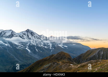Vista dalla Strada alpina del Grossglockner sulle montagne del Glockner gruppo, Parco Nazionale degli Hohe Tauern, Austria Foto Stock